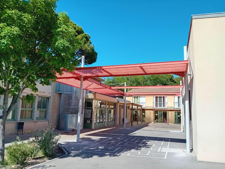 Installation d'une pergola à l'école de Saint-Dizier par SFML